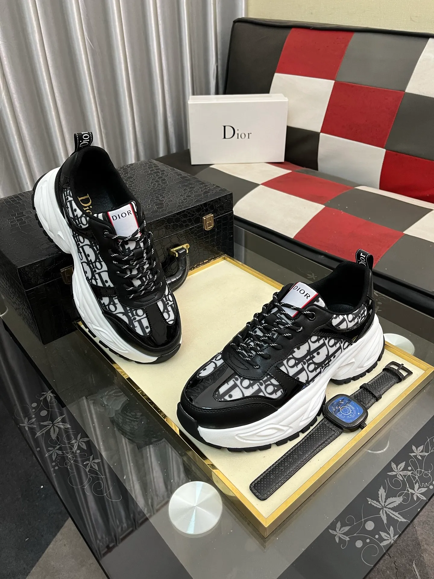 Men's men's shoes 💰458⌚️⌚️Dior's new 🆕low-cut casual sneakers, made of breathable mesh, with brand signature details on the shoe collar to enhance style. Fashionable and versatile, it can complement any look. With a sophisticated design that is both dynamic and modern, this new must-have shoe adds a new dimension to Dior's legacy, displaying modern elegance. Men's shoes 38-44 2️⃣ colors available